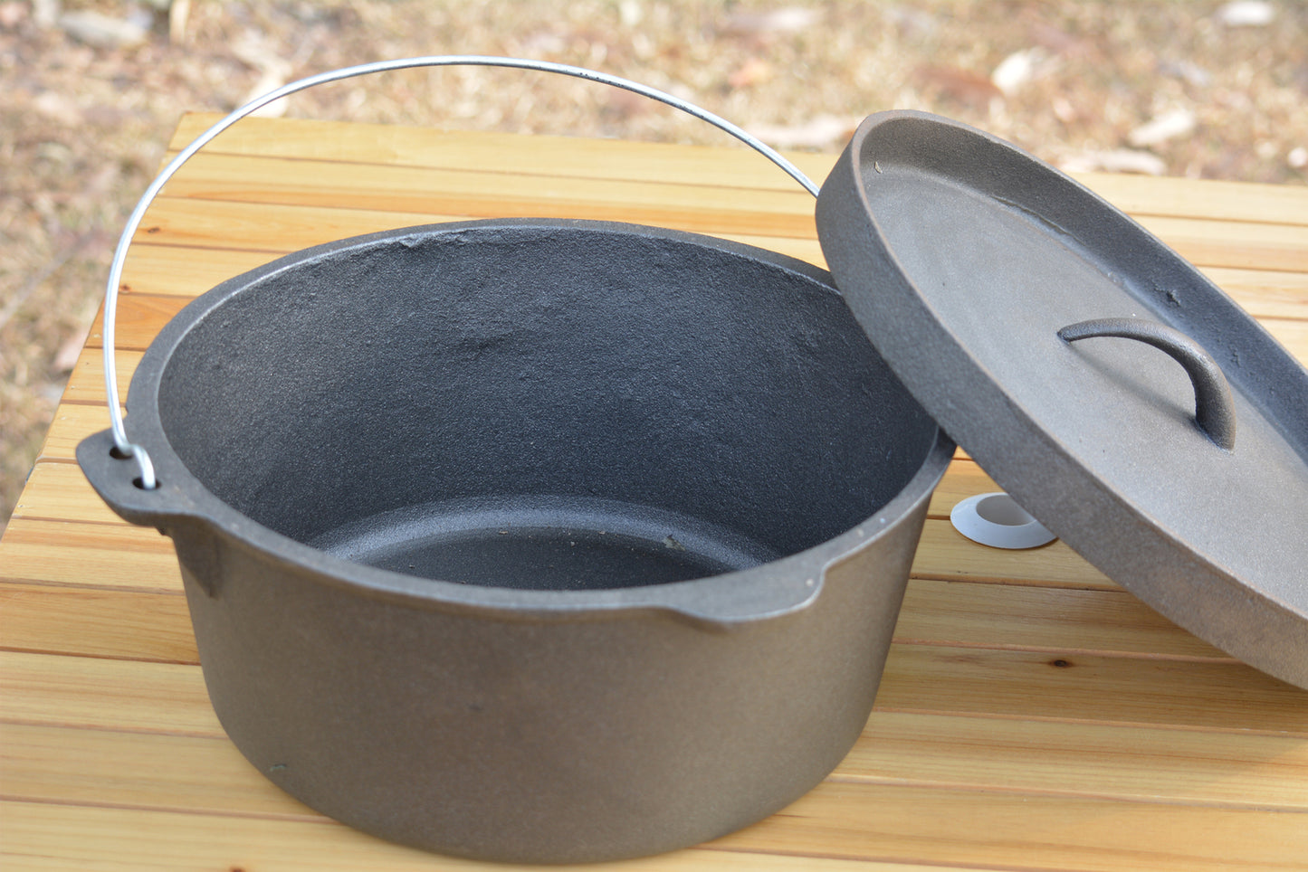 Cast Iron Round Camp Oven With Lipped Lid - 9QT