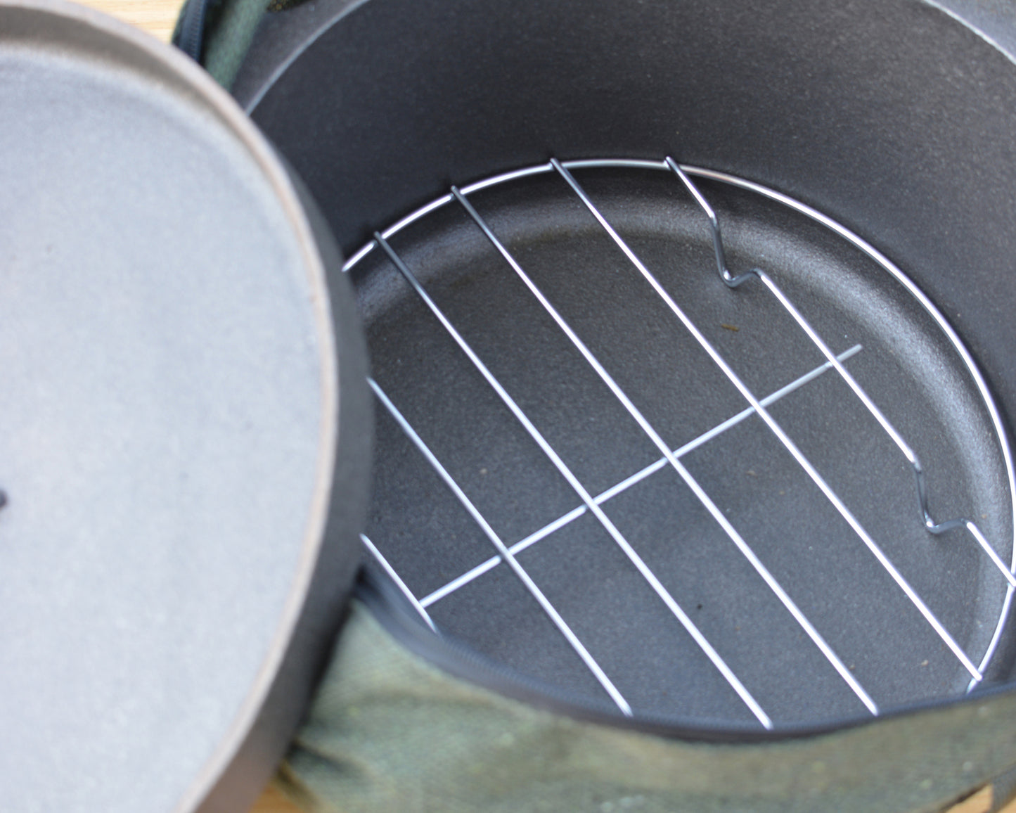 Cast Iron Round Camp Oven With Lipped Lid - 9QT