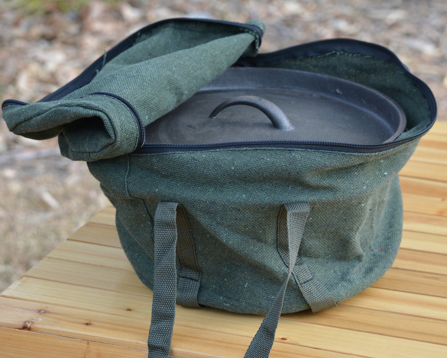 Cast Iron Round Camp Oven With Lipped Lid - 9QT