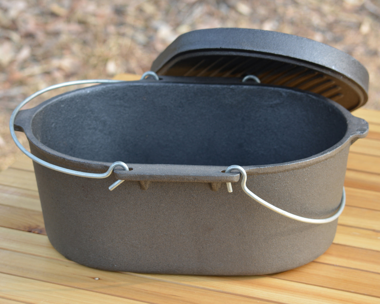 Cast Iron Oval Camp Oven With Lipped Lid - 9.5QT