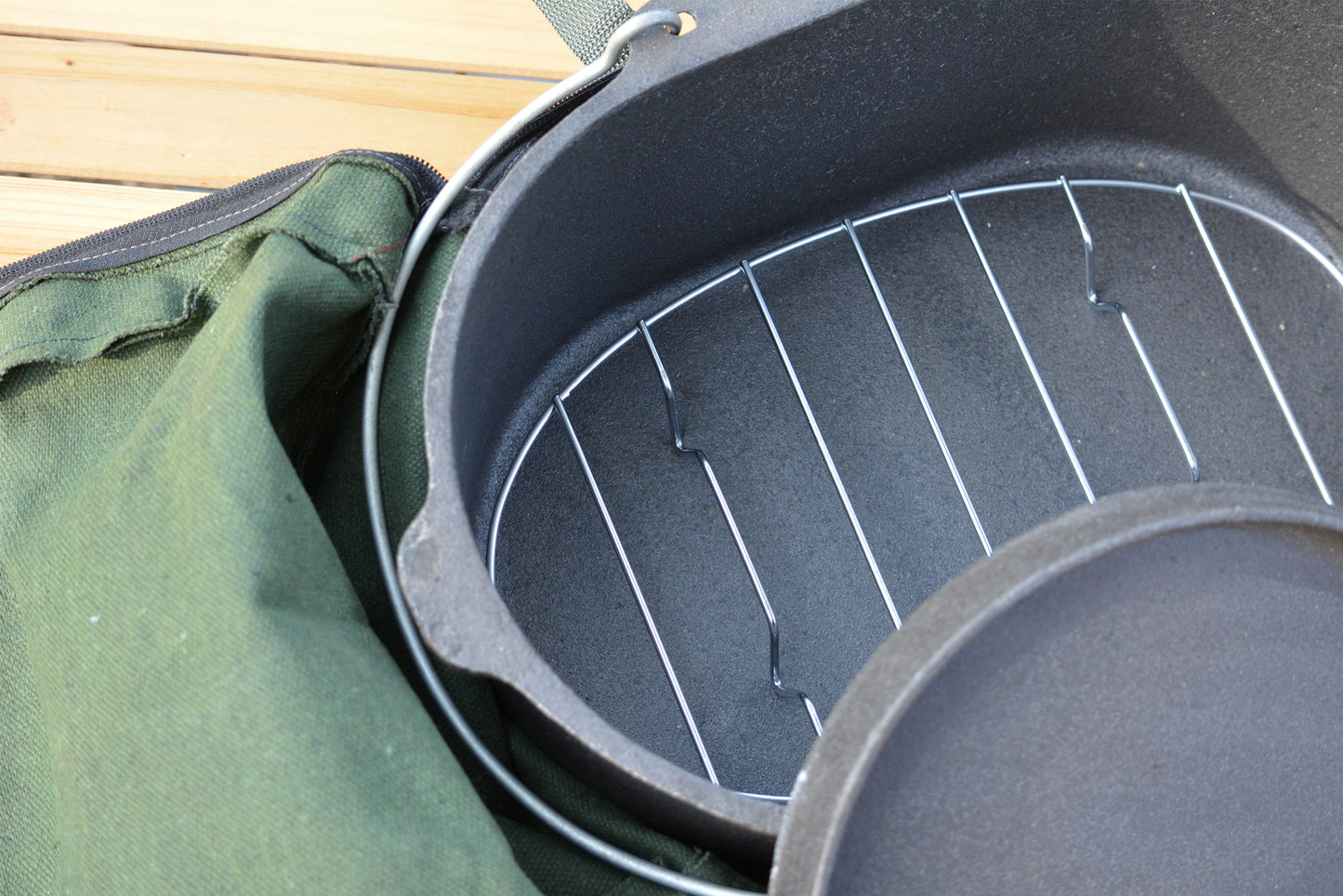 Cast Iron Oval Camp Oven With Lipped Lid - 9.5QT