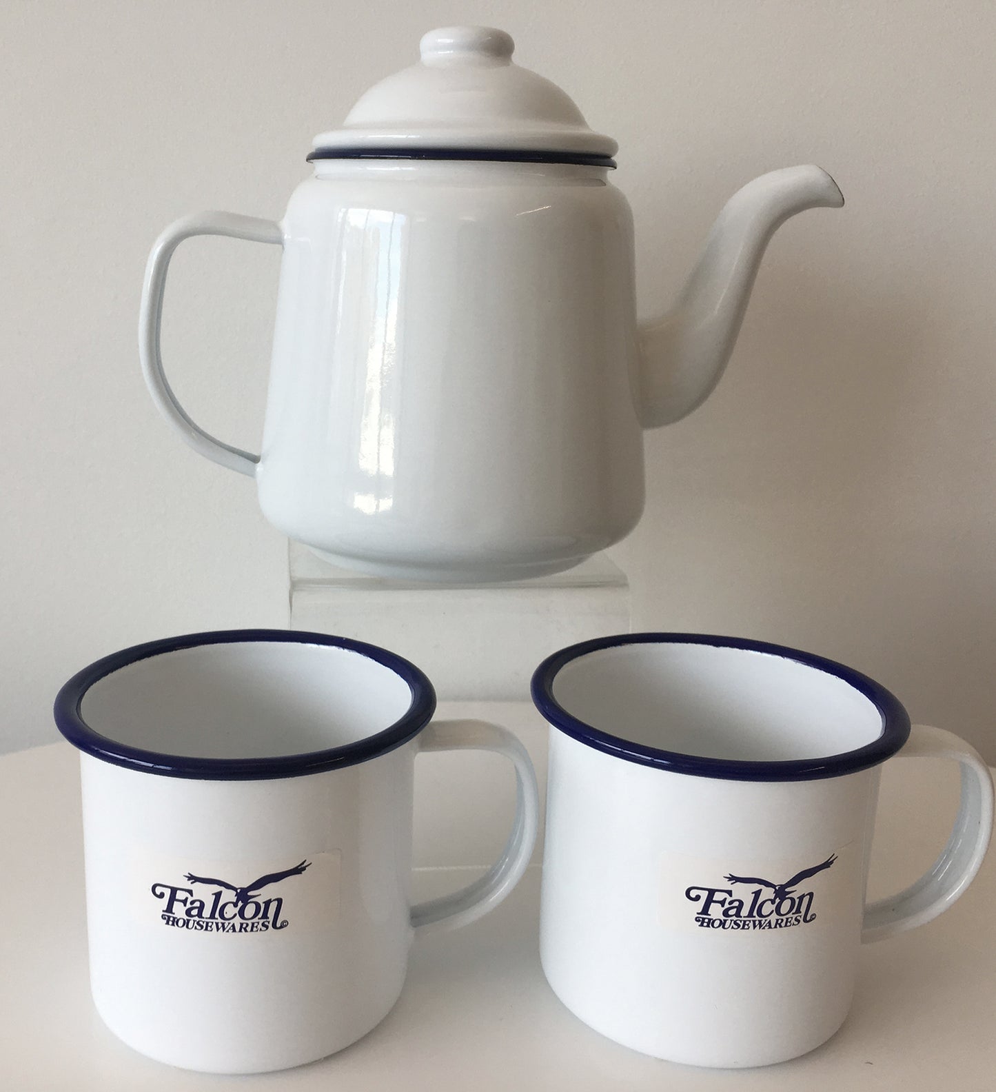 Falcon Enamel 900ml Kettle with 2 x 350ml Mugs