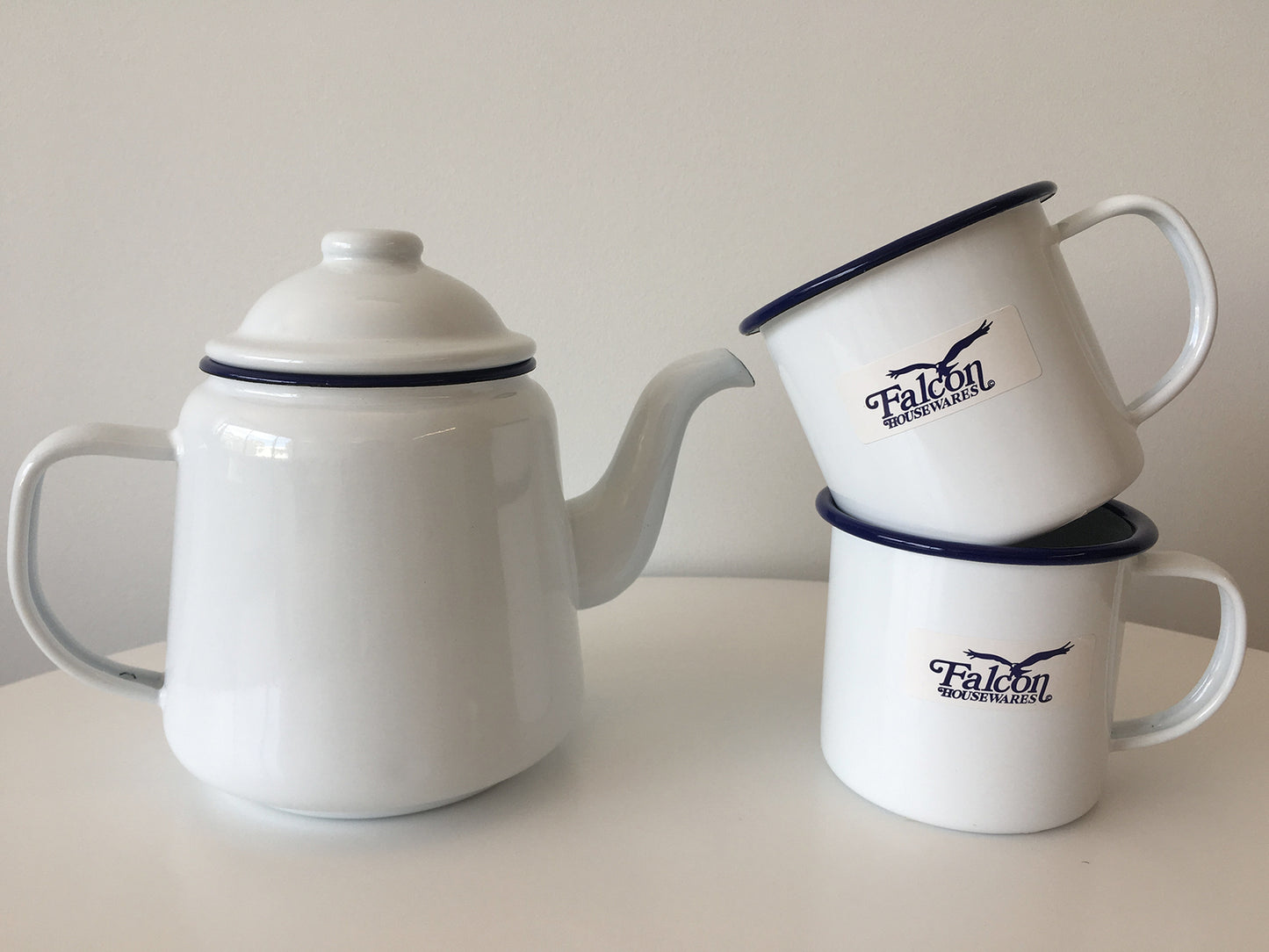 Falcon Enamel 900ml Kettle with 2 x 350ml Mugs