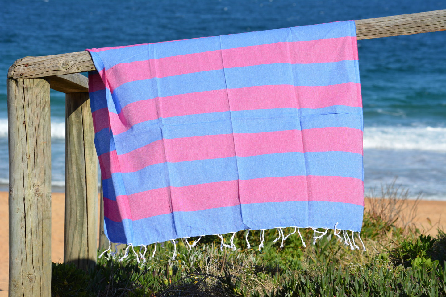 Compact Lifestyle Beach Daze Turkish Towel – Blue/Fuchsia