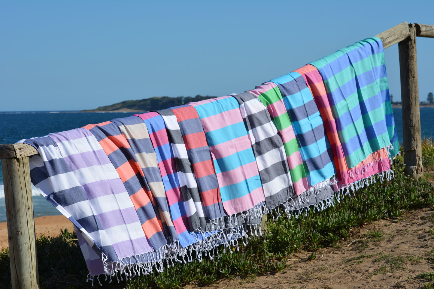 Compact Lifestyle Beach Daze Turkish Towel – Blue/Fuchsia